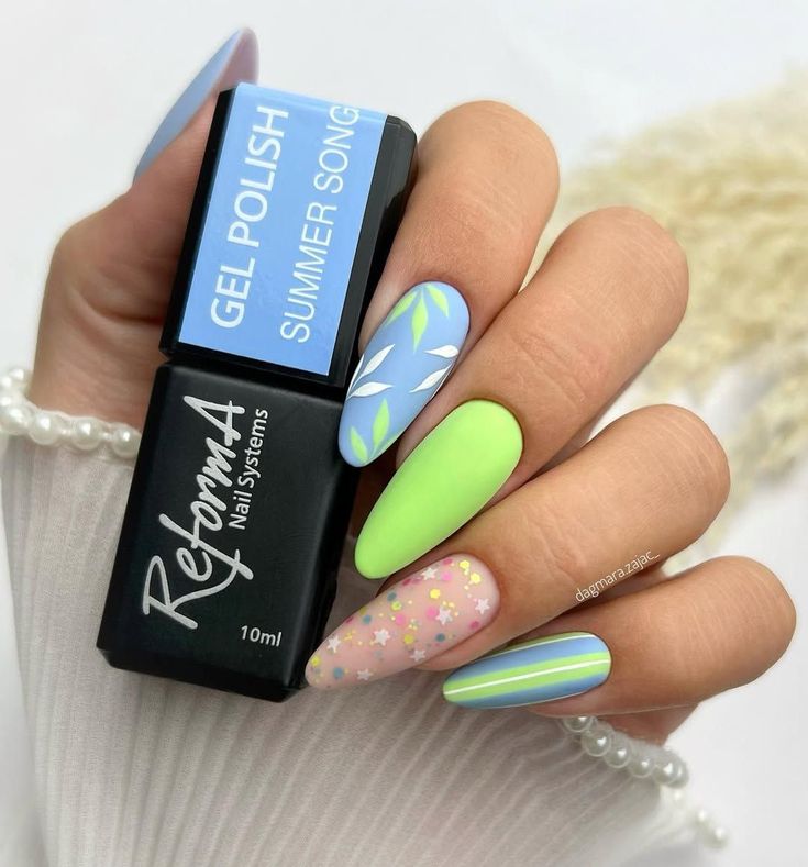 Niebieskie paznokcie na lato