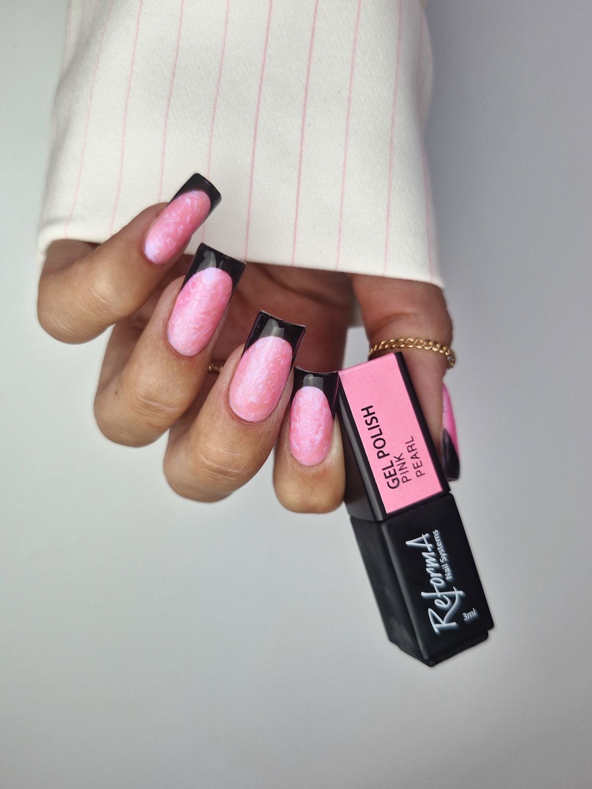 Perłowy lakier i czarny french manicure